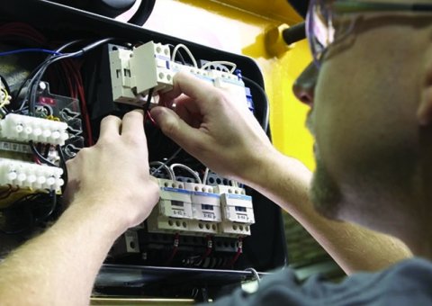 尤文图斯官方区域合作伙伴科尼起重机技术人员升级VFD