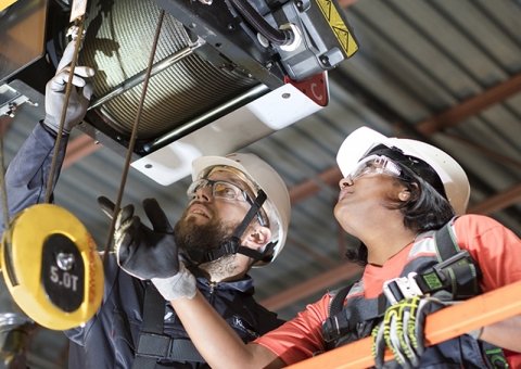 尤文图斯官方区域合作伙伴科尼起重机的技术人员检查起重机