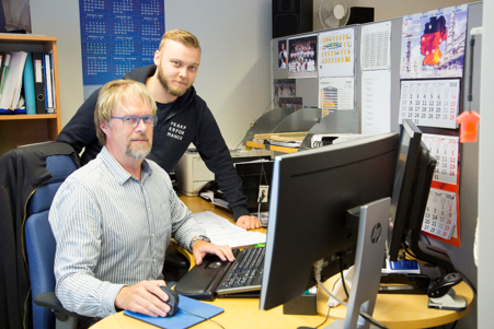 技术采购员Vesa Kuusisto(左)和Manu Hirvilammi在日常工作中使用Agilon门户。