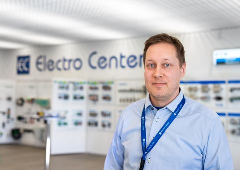 电子中心零件店的零件销售商Petri Helminen