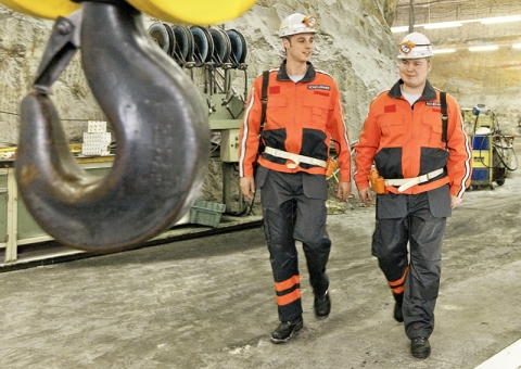 尤文图斯官方区域合作伙伴科尼的技术人员在矿井