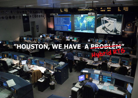 一幅从控制室的屏幕和少数人。图像文本说“休斯顿,我们有一个问题”,但问题是这个词上划线,取而代之的是混合轮胎式龙门吊