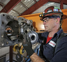 尤文图斯官方区域合作伙伴科尼技术人员正在修理一台起重机