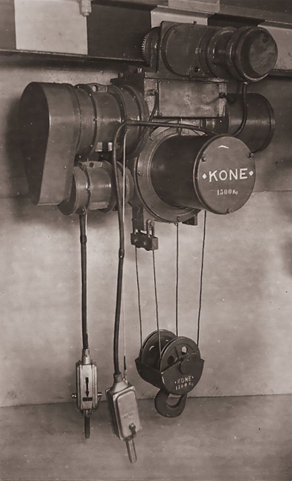 科尼斯第一台电动链葫芦，1930年
